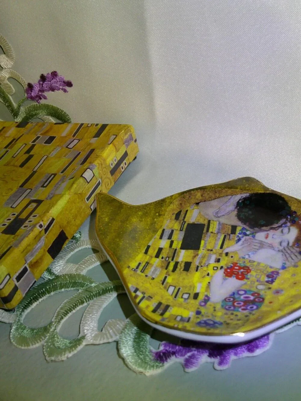 Gustav Klimt Painting The Kiss Tea Bag Holder from Belvedere Museum New in Box